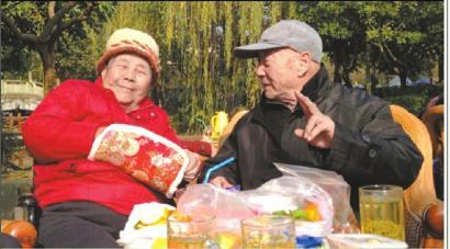 結(jié)婚60年，梁玉芹婆婆和王再功爺爺恩愛如初。
