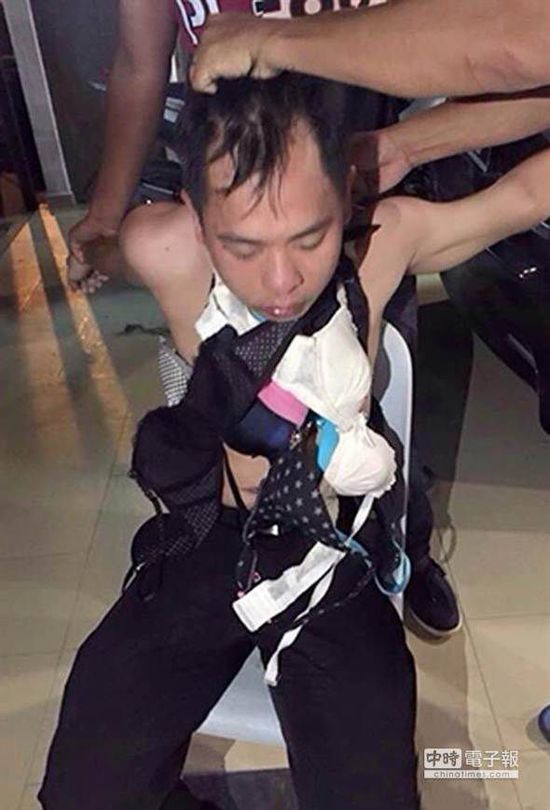 新加坡一名內(nèi)衣賊，被迫穿上女性內(nèi)衣游街示眾。