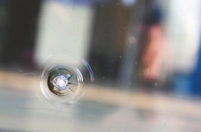 現(xiàn)場(chǎng)留下的鋼珠和玻璃上的彈痕 記者李鵬飛 攝 現(xiàn)場(chǎng)留下的鋼珠和玻璃上的彈痕 記者李鵬飛 攝