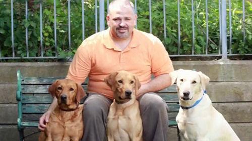 圖為吉姆和他的專業(yè)臭蟲探測(cè)犬在一起。