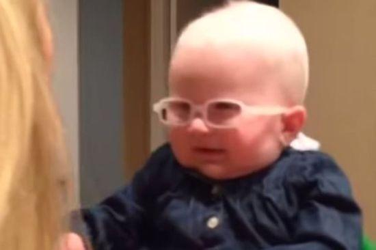 英國(guó)白化病兒童透過(guò)特制鏡片首次見(jiàn)親媽。