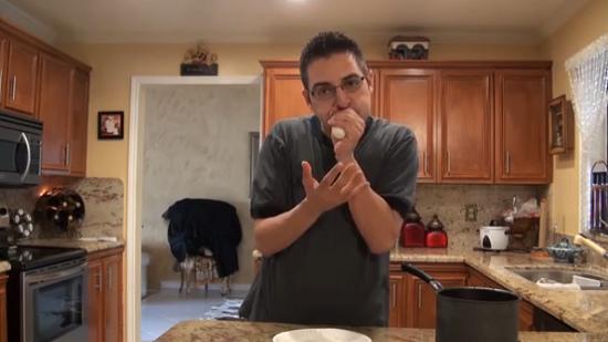 這名男子用手捏緊雞蛋，從窄口一吹，便能輕易把雞蛋吹出，而且不帶任何碎片。