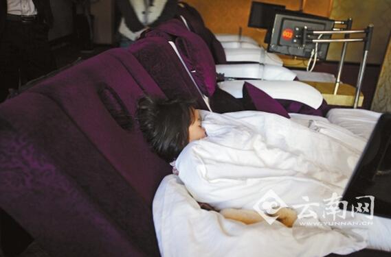 夜里，孩子就睡在沙發(fā)躺椅上。