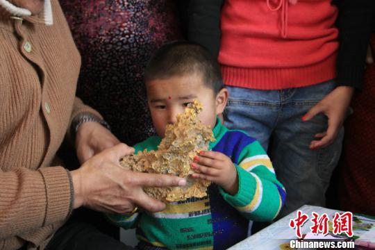 新疆青河縣一牧民上周意外撿到重7.85公斤公斤左右的一塊狗頭黃金，這塊黃金酷似中國(guó)地圖。