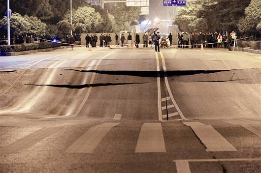 地面繼續(xù)下沉，路面斷裂