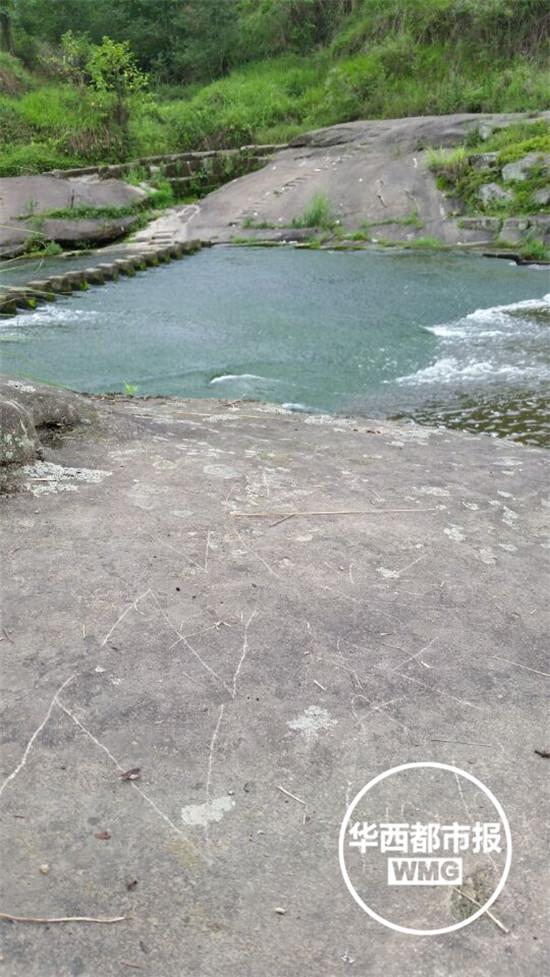 地上寫著：ZZ，我喜歡你