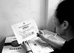 思念小寶的時(shí)候，李女士就一遍遍整理孩子留在家里的物品。