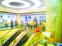 遇難女子家屬很悲傷。