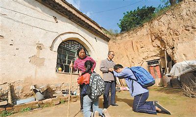 李超李雪兄妹跪別父母 李超李雪兄妹跪別父母