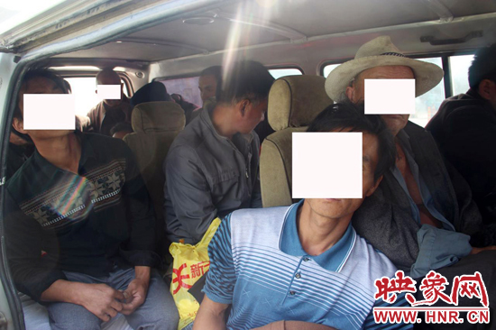 一輛8座的面包車竟然擠進(jìn)17個(gè)人。