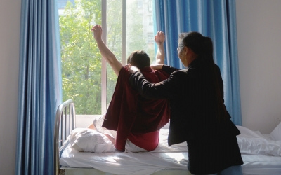 出院前，窗外透進一道陽光，打在他的身上。