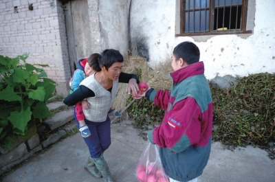 看到他遞來蘋果，村人尷尬地笑笑，婉拒了。