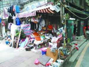 工作人員清理前，阿姨家周圍垃圾如山。