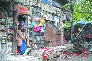 阿姨看著大家清理她堆積的垃圾。廣州日?qǐng)?bào)記者李波 攝