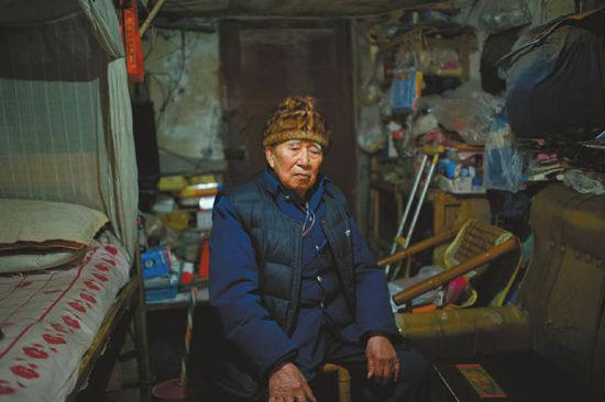 1月14日，成都五塊石車站附近，廖弟友在家接受記者采訪。