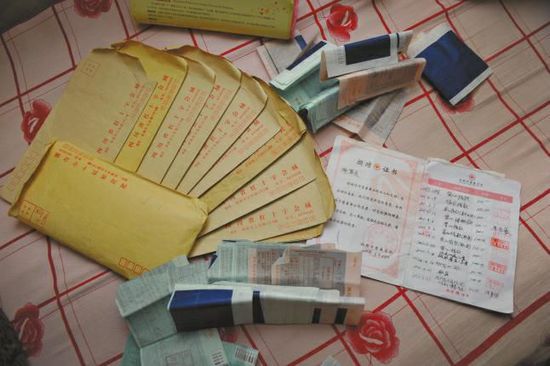 廖弟友捐款后保存的部分收據(jù)。