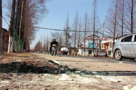 現(xiàn)場有條帶血的輪胎印記。