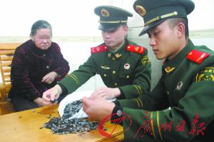 手機(jī)內(nèi)存卡因體積小、價(jià)值高，成為水客走私的“新寵”。圖為邊防官兵正在清點(diǎn)走私物品。