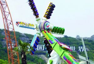 3月28日零點剛過幾分鐘，上海迪士尼6月16日開園日的門票就宣告售罄，巨大的訪問量一度導(dǎo)致票務(wù)系統(tǒng)出現(xiàn)間歇性故障，被網(wǎng)友調(diào)侃“激烈程度堪比春運”。網(wǎng)上甚至有“黃?！睂⒁粡堥_園門票炒到幾千元。