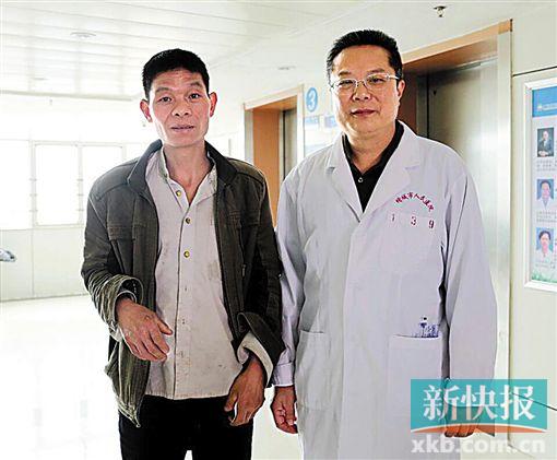 黃式水與增城區(qū)人民醫(yī)院醫(yī)生合影。 通訊員供圖