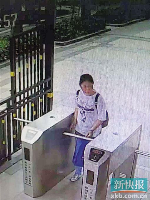 小區(qū)監(jiān)控拍到,保姆“李晴”于14日下午1時(shí)55分背著官女士的背包離開(kāi)。均為當(dāng)事人供圖