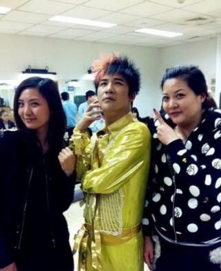 大張偉與經(jīng)紀人（右）