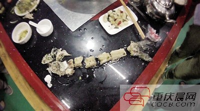 拼出魚(yú)骨，推斷魚(yú)沒(méi)有3斤8兩。 本報(bào)記者 平索茜 攝