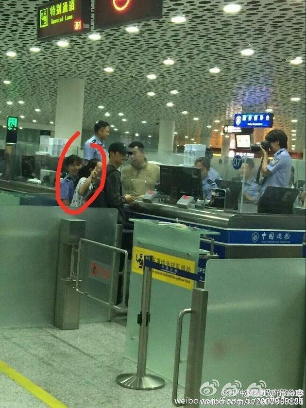 網(wǎng)友在得知此事后，紛紛炮轟上傳照片的人，認為該舉動嚴重侵犯了一人的隱私，涉嫌犯罪