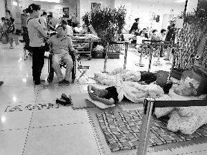 協(xié)和醫(yī)院門外商販出租的床，12小時(shí)500元。