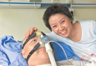 一年多來，楊曉華陪伴著臥病在床的男友，一日三餐悉心照料，毫無怨言。