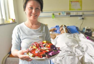 下周三兩人有望拿到結(jié)婚證，21日，喜氣洋洋的楊曉華已經(jīng)準(zhǔn)備好了喜糖。