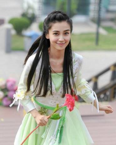 但是和倪妮站在一起，黑了一個(gè)色號(hào)，整個(gè)人都有點(diǎn)黯淡了。