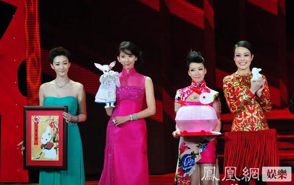 一直覺得長(zhǎng)得奇怪的景甜，跟劉天仙的合影，竟然還不錯(cuò)。