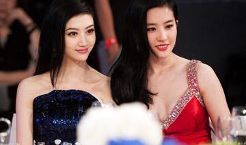 除了白，在合影中還有另外一個(gè)制勝法寶，就是——高。