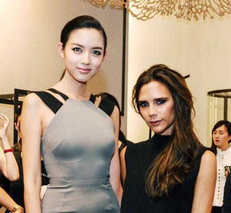 你說(shuō)那是因?yàn)樨惿┨?？那我們換個(gè)人看看？