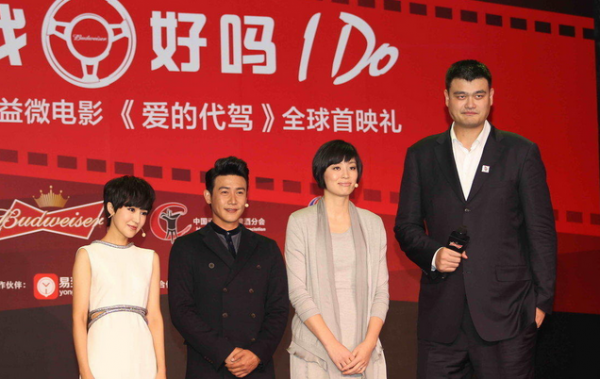 易建聯(lián)與姚明的合影本來(lái)好好的，丁俊暉一出現(xiàn)，立馬變“深V”，心疼小暉一秒