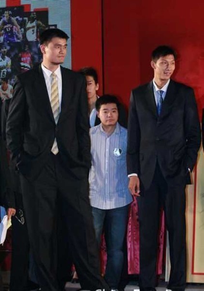 鄧超夫婦以及于嘉、林書豪，放在人群里都是不錯(cuò)的身高，顯然，他們選錯(cuò)了參照物。