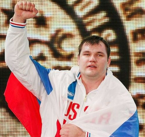 圖為2015年11月28日，阿列克謝·洛夫切夫在2015舉重世錦賽男子105公斤級頒獎儀式上慶祝。