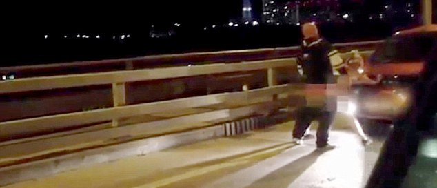 當過往司機發(fā)現(xiàn)這對夫婦在立交橋上的奧迪汽車引擎蓋上“嘿咻”時，許多人靠邊停車觀看。（視頻截圖）