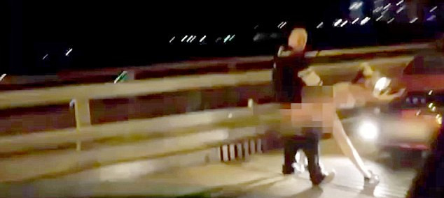 盡管許多人圍觀，但這對夫婦似乎對于露天表演毫不在意。（視頻截圖）