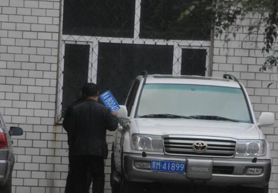 程父與程的“司機”在居住小區(qū)內(nèi)將黑AB0040車牌更換為黑M41899車牌，倆車牌號均為空號