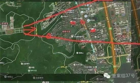 射擊場(chǎng)子彈射出方向（紅箭頭）有多個(gè)居民小區(qū) 。 圖片來源：交匯點(diǎn)新聞