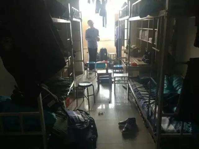 這個(gè)學(xué)校的男生宿舍火了！女同學(xué)都喊著要嫁