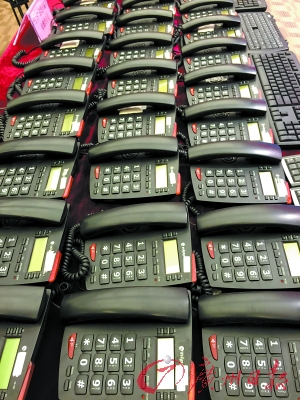 廣東警方展示偵破的跨境電信詐騙案中繳獲的作案電話。