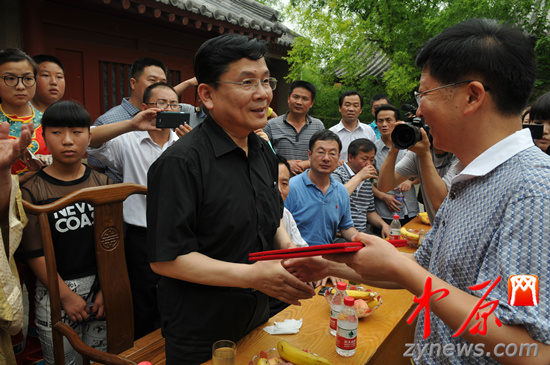 余光中、汪國(guó)真做客杜甫故里 共話詩(shī)圣家國(guó)情懷