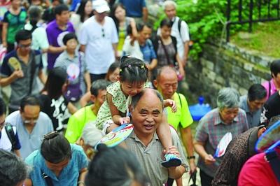 　　昨天不少老人帶著孫子孫女參加活動,明城墻對南京人而言,更多的是一種傳承。