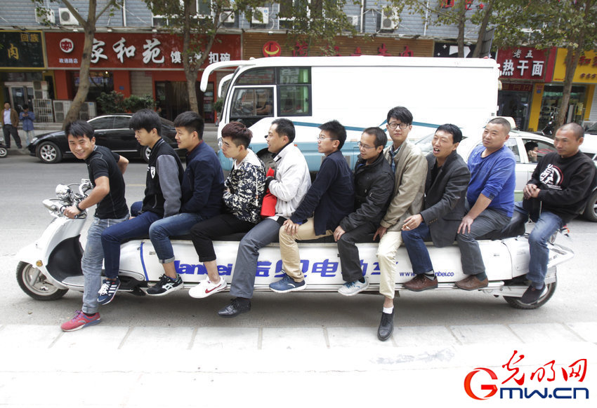 鄭州現(xiàn)4.7米“航母”電動(dòng)車:可坐十多人