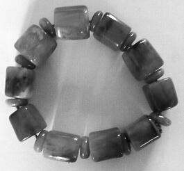 女游客游玩將20萬(wàn)手鏈甩河中 景區(qū)找回尋失主