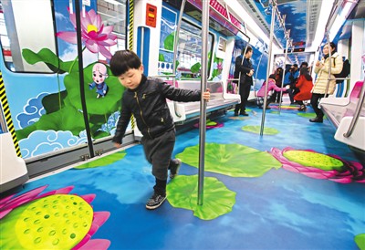 圖為試乘乘客流連忘返。