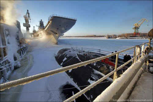 資料圖：2011年冬天正在進(jìn)行最后改裝的戈?duì)柺部品蛱?hào)航母。